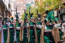 Elda se ti&ntilde;e de verde para celebrar el medio siglo de las Huestes del Cad&iacute;
