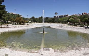 Retiran 100 metros c&uacute;bicos de lodo del lago de los Jardines del Vinalop&oacute;