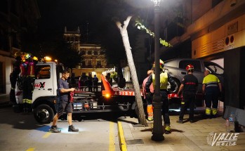 Triplica la tasa de alcoholemia y mete su coche en el hueco de un garaje con ascensor