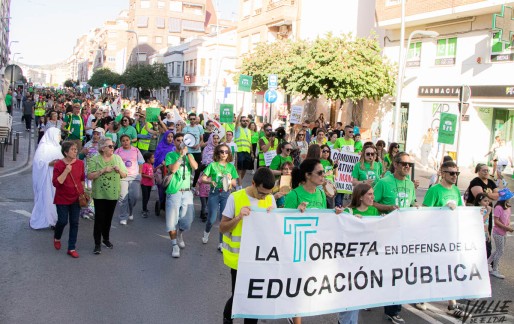 Hist&oacute;rica manifestaci&oacute;n de docentes y familias por la educaci&oacute;n p&uacute;blica