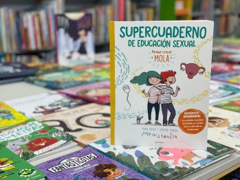 "Supercuaderno de educaci&oacute;n sexual" de Anna Salvia con ilustraciones de Cristina Torr&oacute;n
