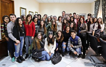 El alcalde recibe a un grupo de j&oacute;venes italianos de intercambio con alumnos del Instituto Monastil