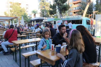 M&aacute;s de un millar de personas inauguran el Street Food Market