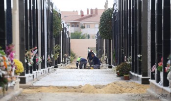 Petrer repavimenta 1.500 metros de aceras del cementerio municipal 