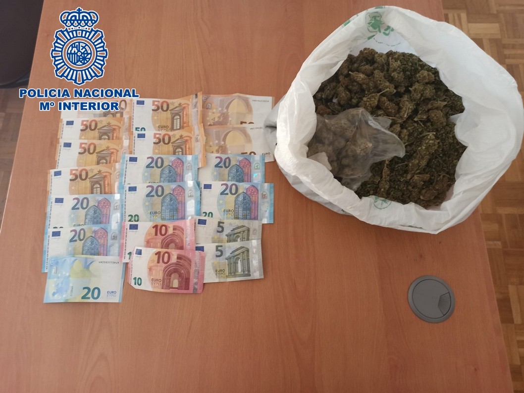 La Policía Nacional detiene a tres personas por tráfico de drogas en Elda La Policía Nacional detiene a tres personas por tráfico de drogas en Elda