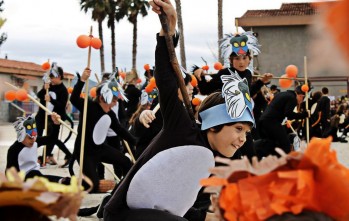 Los alumnos del colegio Juan Rico y Amat representan el musical del Rey Le&oacute;n durante su carnaval