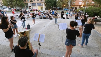 La Santa Cecilia hace sonar su m&uacute;sica por las calles de Elda