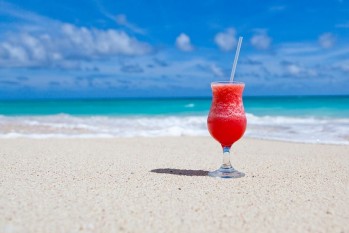 Sol, playa, cubatas y ca&ntilde;as