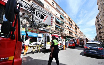 Polic&iacute;a Local y Nacional salva a un hombre de morir asfixiado en el incendio de su vivienda en Alfonso XIII
