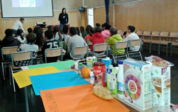 Alumnos de Di&eacute;tetica y Nutrici&oacute;n del IES La Melva realizan un "Taller de desayuno saludable" para escolares