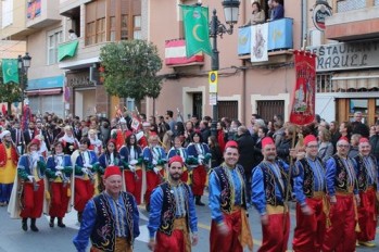 La Comparsa de Moros Marroqu&iacute;es participa en un desfile extraordinario en Sax