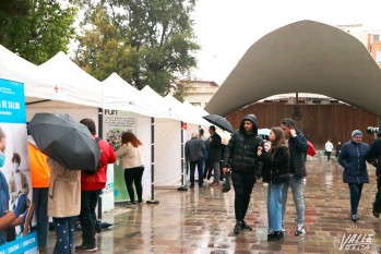 La lluvia no impide la celebraci&oacute;n de la Feria de la Salud