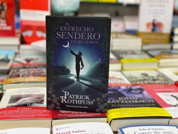 "El estrecho sendero entre deseos" de Patrick Rothfuss con ilustraciones de Nate Taylor