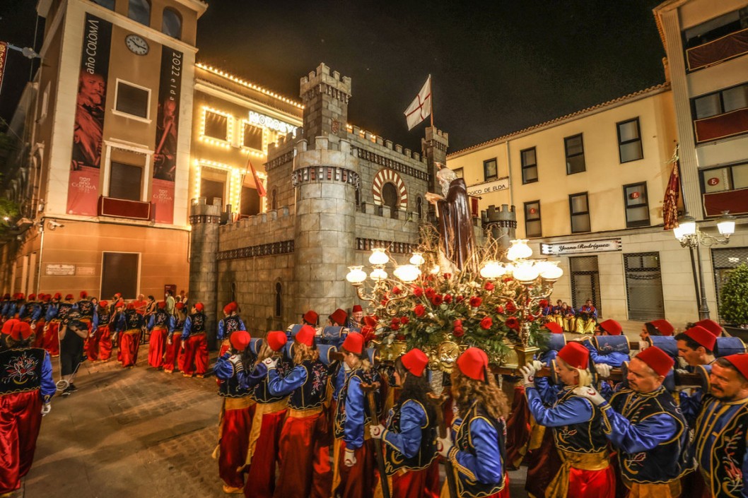 El "Año Coloma" se cuela en los Moros y Cristianos El "Año Coloma" se cuela en los Moros y Cristianos