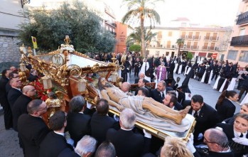 V&iacute;a Crucis nocturno con el Cristo Yacente por el centro hist&oacute;rico de Elda
