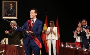 Rub&eacute;n Alfaro es reelegido alcalde en un pleno de tono amable en el Teatro Castelar