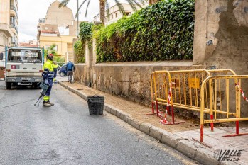 El Ayuntamiento repara la acera de la calle Cura Navarro