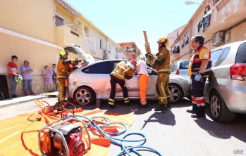 Los Bomberos excarcelan a un joven tras sufrir un accidente de coche en Petrer