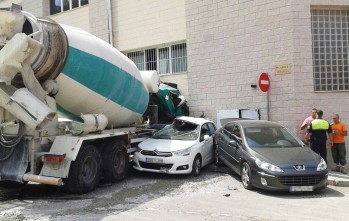 Un cami&oacute;n pierde los frenos y provoca numerosos destrozos a su paso en la avenida Hispanoam&eacute;rica de Petrer