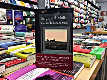 "Contra la Espa&ntilde;a vac&iacute;a" de Sergio del Molino