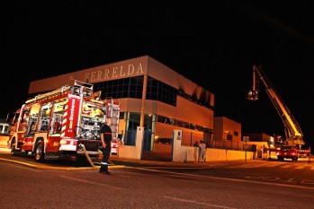 Un incendio calcina parte de una nave industrial en la Finca Lacy de Elda