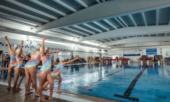 Exhibiciones de nataci&oacute;n sincronizada, waterpolo y gincanas por los 15 a&ntilde;os de la Piscina Cubierta