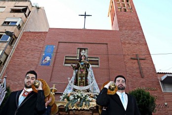 Unas 200 personas arropan en Petrer a la Virgen del Carmen en su primera procesi&oacute;n 