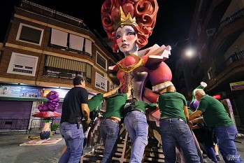 Elda da la bienvenida a las Fallas con una multitudinaria Plant&aacute;