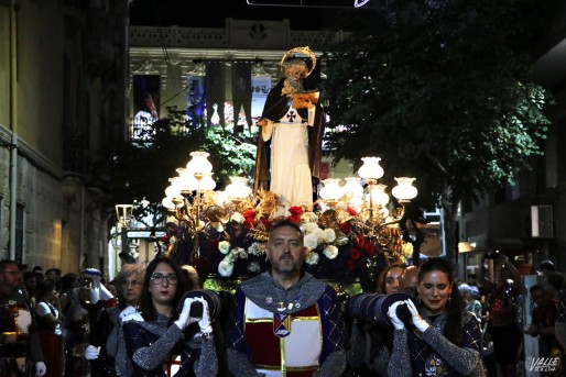 San Ant&oacute;n regresa a su ermita y pone fin a los Moros y Cristianos