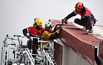 Las fuertes rachas de viento levantan parte del techado del Polideportivo Municipal de Petrer