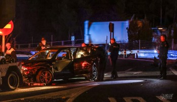 Estrellan su coche durante una persecuci&oacute;n y se escapan a pie en Petrer