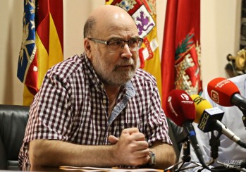 El eldense Jos&eacute; Ram&oacute;n Valero presenta la nueva edici&oacute;n del libro dedicado a la primera f&aacute;brica de juguetes de Ibi