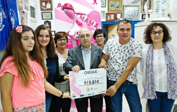 La Falla Jos&eacute; Antonio "Las 300" re&uacute;ne 920 euros para la Asociaci&oacute;n Espa&ntilde;ola Contra el C&aacute;ncer