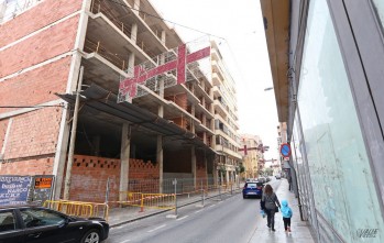 El riesgo por desprendimientos de un edificio obliga a cortar unos 20 metros de la acera en la avenida de Chap&iacute;