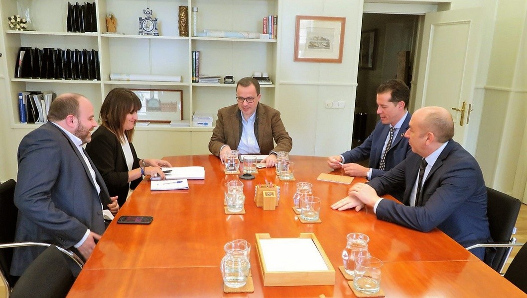 Alfaro defiende ante el Ministerio de Transporte la conveniencia de instalar el puerto seco en Elda Alfaro defiende ante el Ministerio de Transporte la conveniencia de instalar el puerto seco en Elda