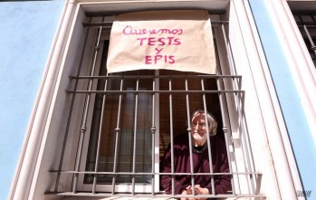 El edil Jos&eacute; Mateos cuelga un cartel en su ventana pidiendo test 