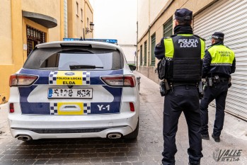 Descubren in fraganti a una empresa realizando un vertido ilegal de escombros en la avenida de Ronda