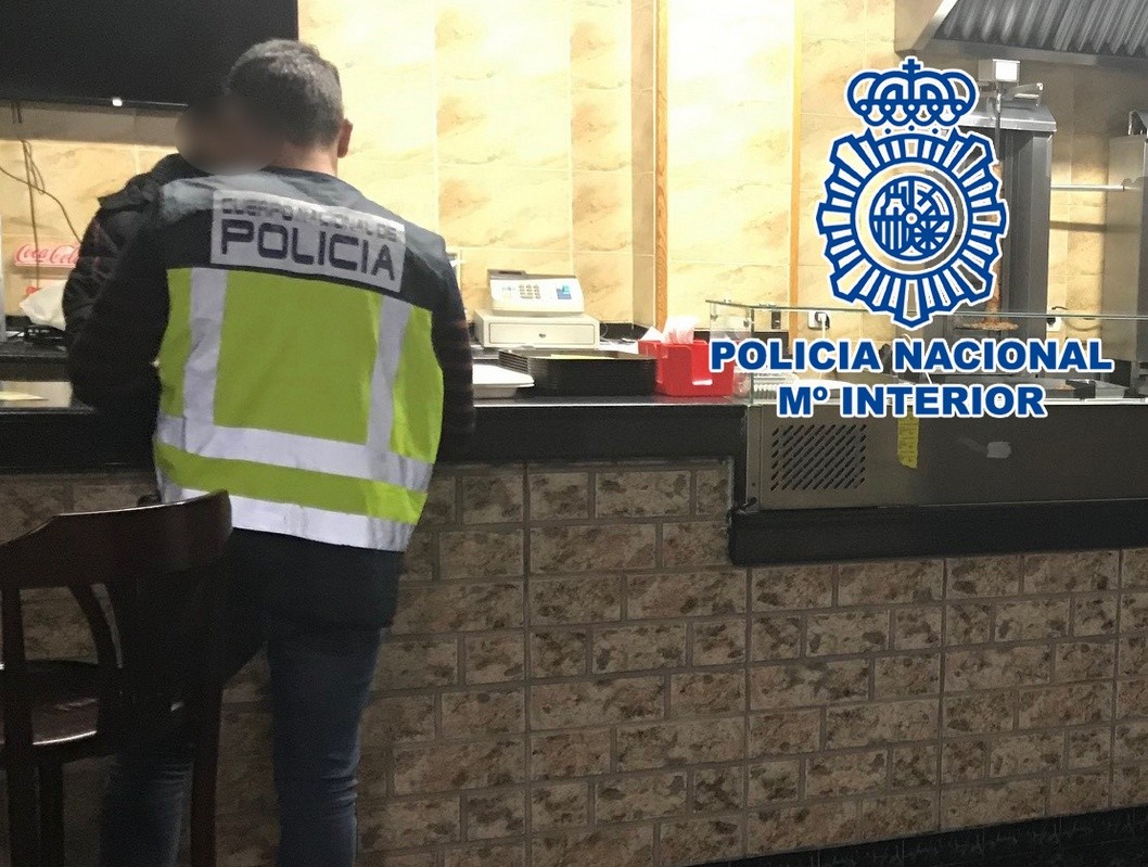 Detienen a los dueños de un "Kebab" en Elda por explotar a sus tres trabajadores por 100 euros al mes Detienen a los dueños de un "Kebab" en Elda por explotar a sus tres trabajadores por 100 euros al mes