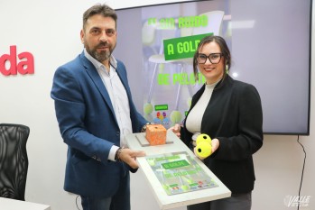 Pelotas de tenis para acabar con el ruido de las sillas en las aulas
