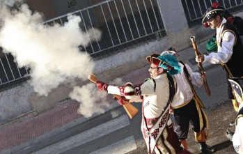 La fiesta de Moros y Cristianos busca apoyos institucionales para solucionar el problema de la p&oacute;lvora