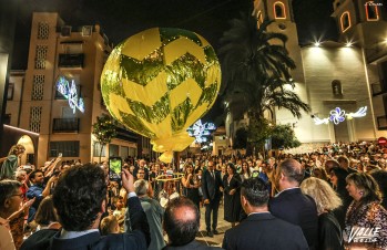 Un gran globo ilumin&oacute; el cielo eldense en el primer d&iacute;a de Fiestas Mayores