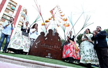 Las Fallas viven "uno de los d&iacute;as m&aacute;s grandes de su historia" al presentar una rotonda en su honor