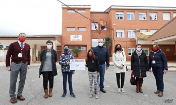 ACMAVI recibe 1.303 euros del mercadillo solidario del colegio Reina Sof&iacute;a de Petrer