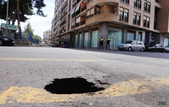 Socav&oacute;n en la avenida Chap&iacute; de Elda