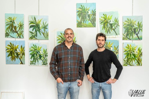 El artista eldense Alejandro Mart&iacute;nez realiza un taller de pintura al aire libre en el Jard&iacute;n de la M&uacute;sica