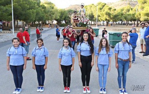 Los falleros arropan a San Crisp&iacute;n y San Crispiniano en su romer&iacute;a hasta La Inmaculada