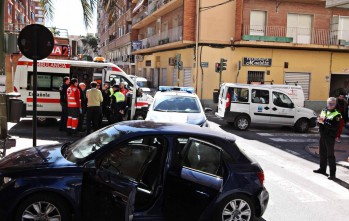 Dos heridos leves en un accidente de tr&aacute;fico en la calle Cervantes de Elda