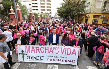 La marea rosa inunda Elda y Petrer