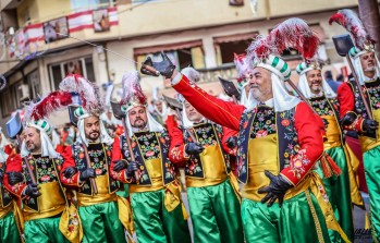 Los Moros Viejos de Petrer cierran su bicentenario con un desfile extraordinario