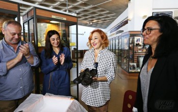 La actriz Carmen Machi dona un par de zapatos al Museo del Calzado de Elda